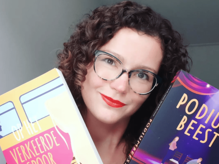 Marjon Weerink met 2 van haar boeken Podiumbeest en Het Verkeerde Spoor. Bron: Instagram @marjonweerink