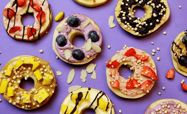Vrolijke, kidsproof appeldonuts van Okae for kids.