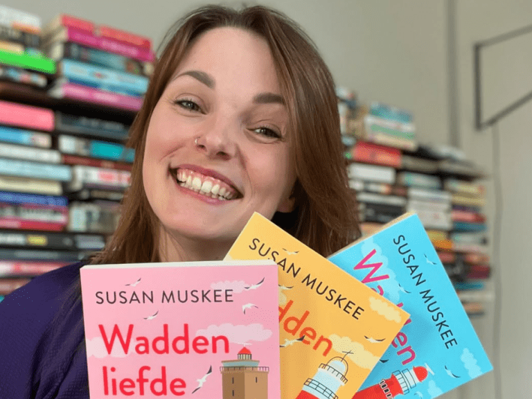 Nederlandse schrijfster Susan Muskee lachend met haar Wadden Liefde feelgood boeken
