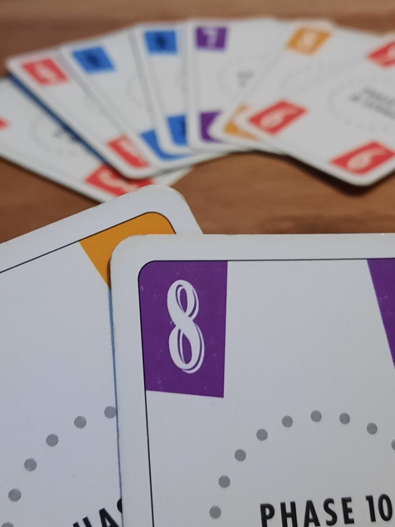 kaarten van kaartspel phase 10: onze grote favoriet op het gebied van vakantiespelletjes