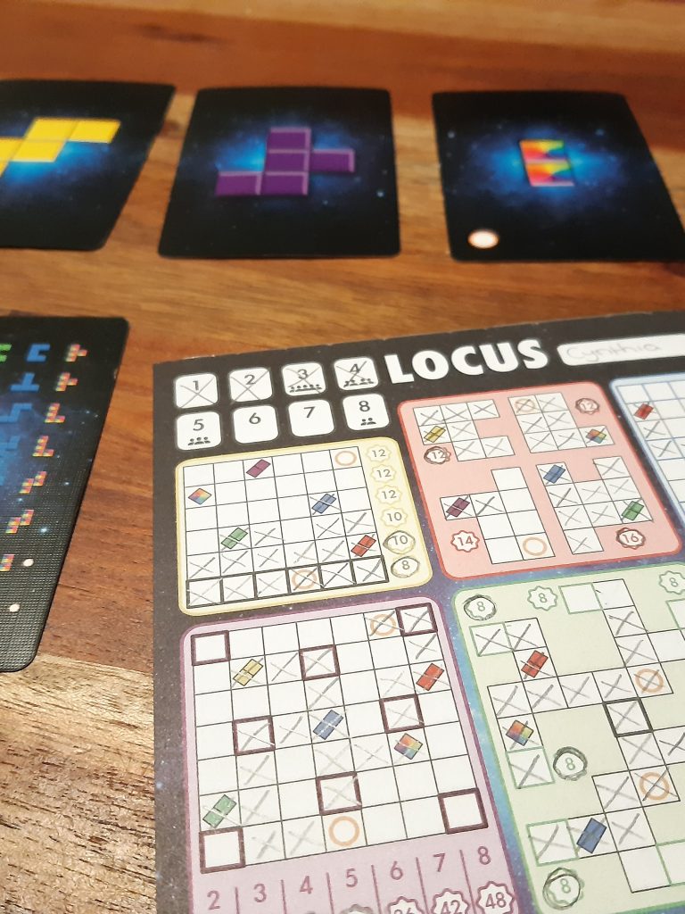 Locus is een roll & write-spel, maar dan zonder dobbelstenen. Kies één van de kaarten en vul de vorm in op je scorevel.