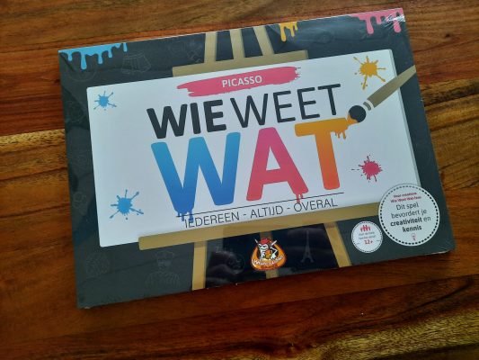 Buitenkant van het spel Wie Weet Wat Picasso - tekenspel van White Goblin Games