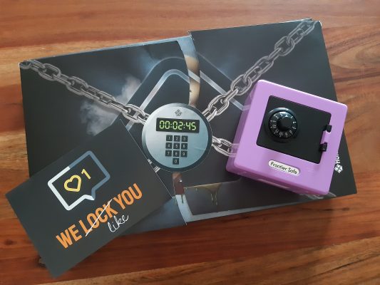 Knal-feest spel en kluisje (escape room spel van Huisarrest)