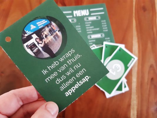 Gepersonaliseerd spelmateriaal van het escape room spel met mijn eigen foto en mijn bestelling voor appelsap als onderdeel van één van de puzzels
