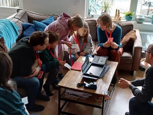 Met z'n allen puzzelend met de spelonderdelen van Knal-Feest