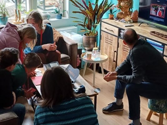 samen in de woonkamer puzzelend aan Knal-Feest van Huisarrest