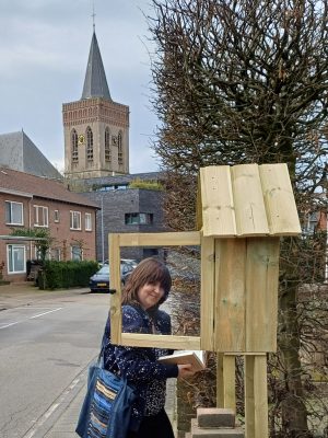 Cynthia bij de nieuwe minibieb in de minibieb routes ede centrum noord update