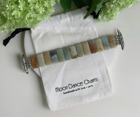 Handgemaakt Apple Watch bandje met edelstenen, geleverd in een Moon Dance Charms zakje met tekst handmade with love