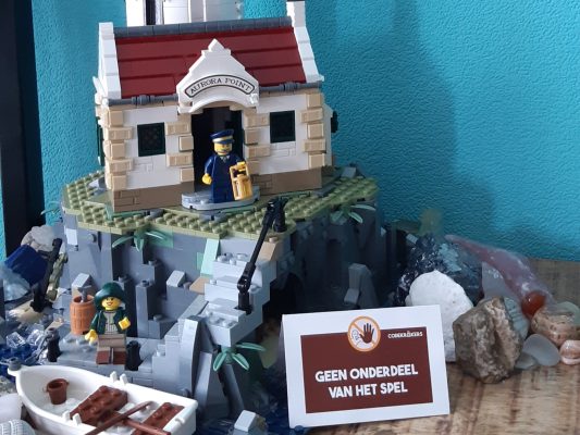Onze gehuurde LEGO vuurtoren markeerden we voor de zekerheid met een kaartje 'Geen onderdeel van het spel' tijdens het escape room spel van Codekrakers