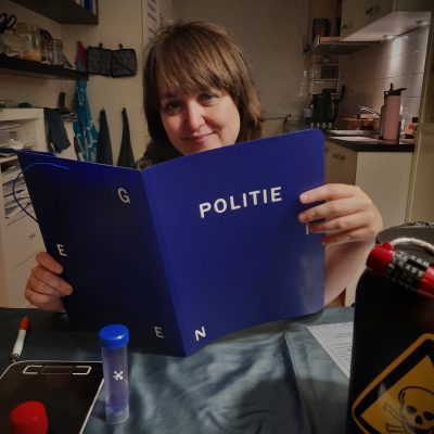 Cynthia van Cynspirerend met een politiedossier uit het Voorhovens Vennootschap spel van Codekrakers